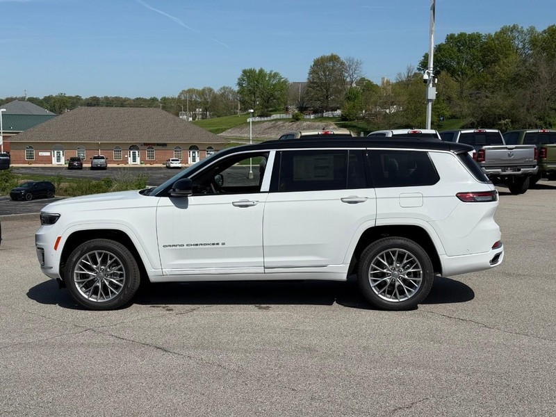 Jeep Grand Cherokee L Vehicle Full-screen Gallery Image 2