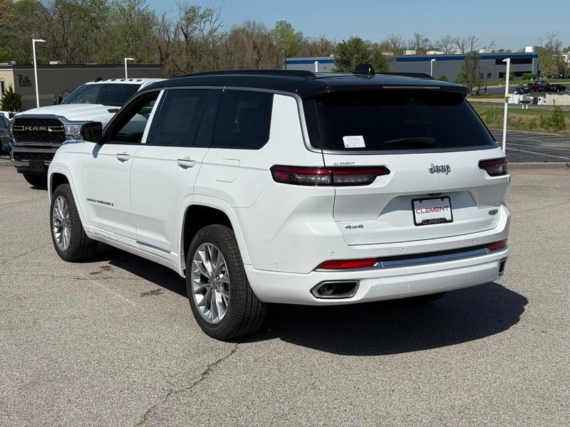 Jeep Grand Cherokee L Vehicle Full-screen Gallery Image 3