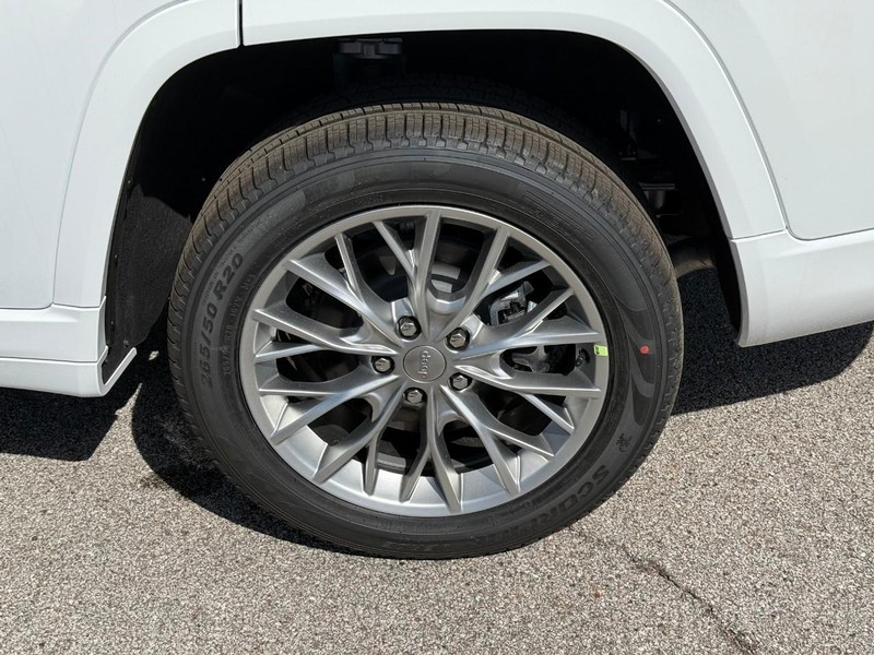 Jeep Grand Cherokee L Vehicle Full-screen Gallery Image 4