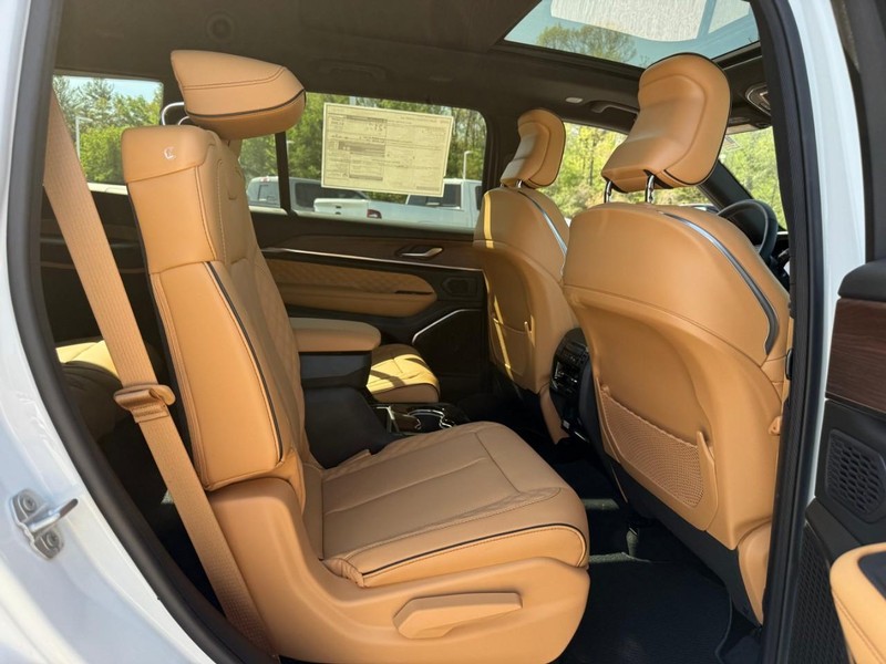 Jeep Grand Cherokee L Vehicle Full-screen Gallery Image 6