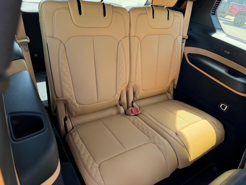 Jeep Grand Cherokee L Vehicle Full-screen Gallery Image 7