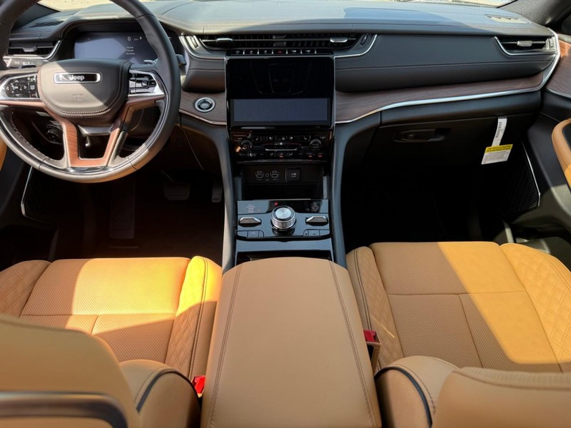 Jeep Grand Cherokee L Vehicle Full-screen Gallery Image 8