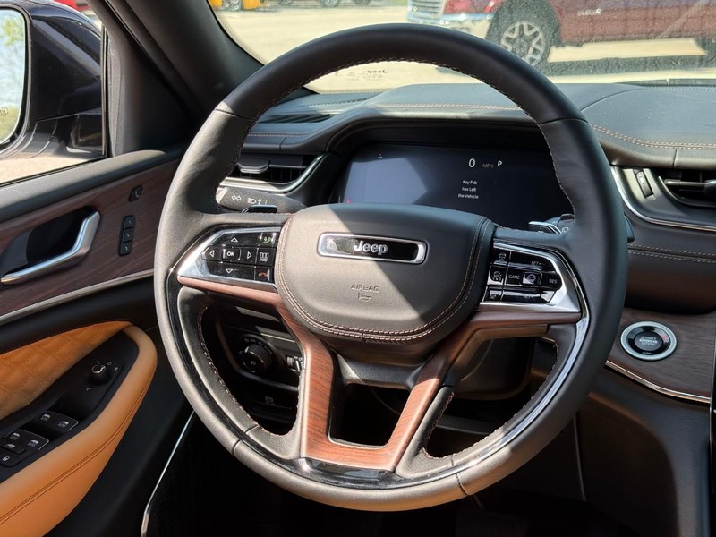 Jeep Grand Cherokee L Vehicle Full-screen Gallery Image 9
