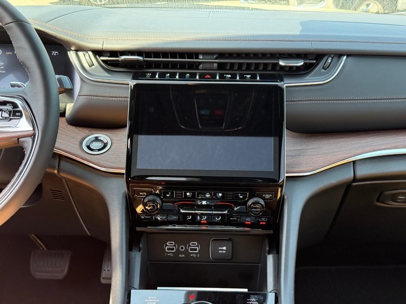 Jeep Grand Cherokee L Vehicle Full-screen Gallery Image 10