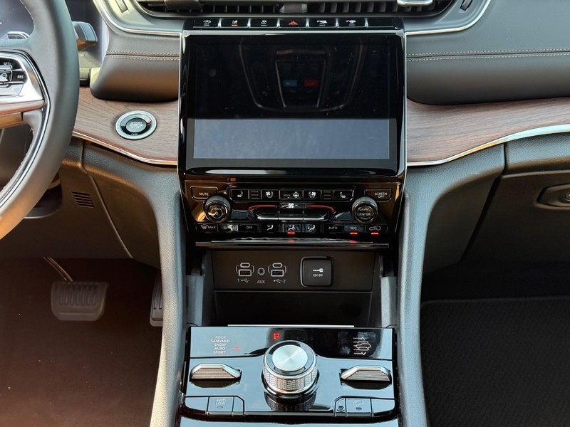 Jeep Grand Cherokee L Vehicle Full-screen Gallery Image 11