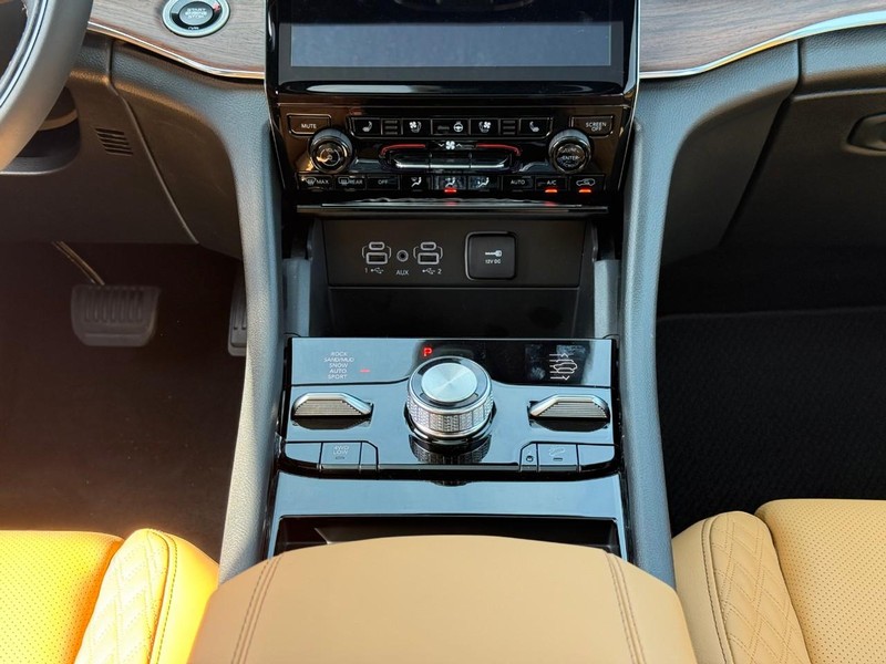 Jeep Grand Cherokee L Vehicle Full-screen Gallery Image 12