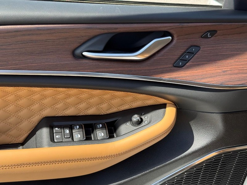 Jeep Grand Cherokee L Vehicle Full-screen Gallery Image 13