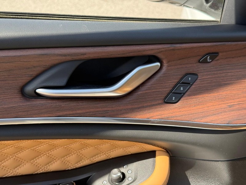 Jeep Grand Cherokee L Vehicle Full-screen Gallery Image 14