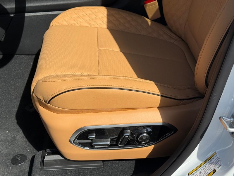 Jeep Grand Cherokee L Vehicle Full-screen Gallery Image 15