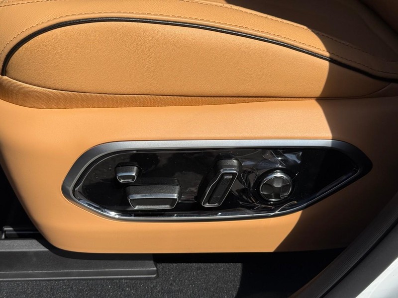 Jeep Grand Cherokee L Vehicle Full-screen Gallery Image 16