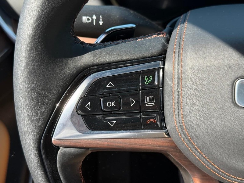 Jeep Grand Cherokee L Vehicle Full-screen Gallery Image 17