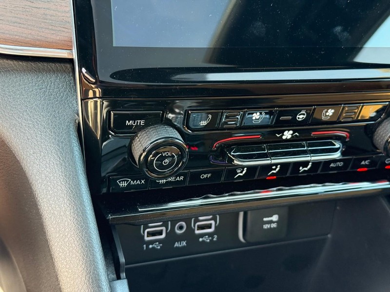 Jeep Grand Cherokee L Vehicle Full-screen Gallery Image 20