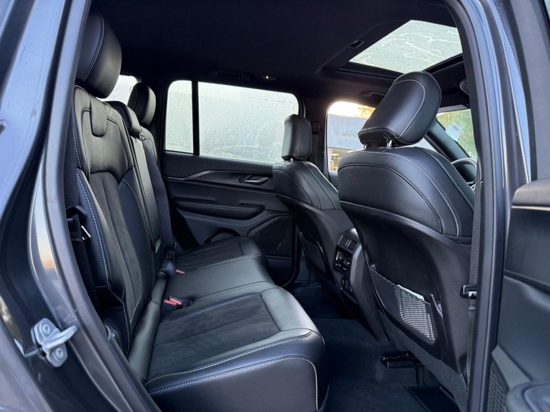 Jeep Grand Cherokee Vehicle Full-screen Gallery Image 5