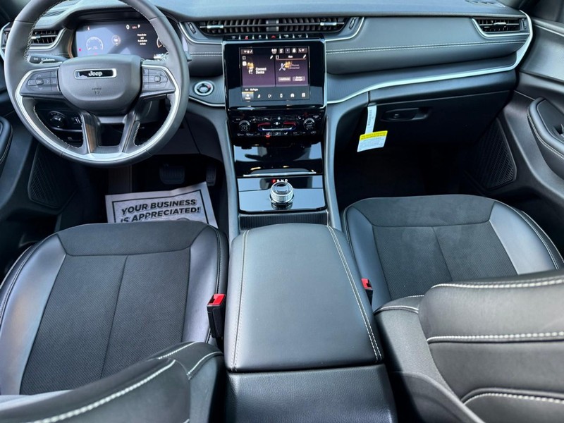 Jeep Grand Cherokee Vehicle Full-screen Gallery Image 6