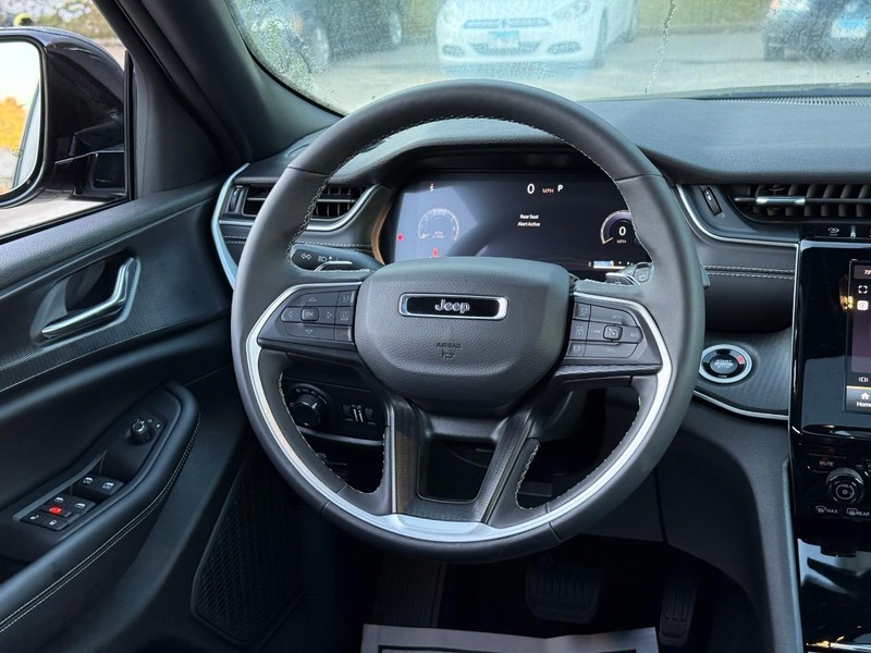 Jeep Grand Cherokee Vehicle Full-screen Gallery Image 7