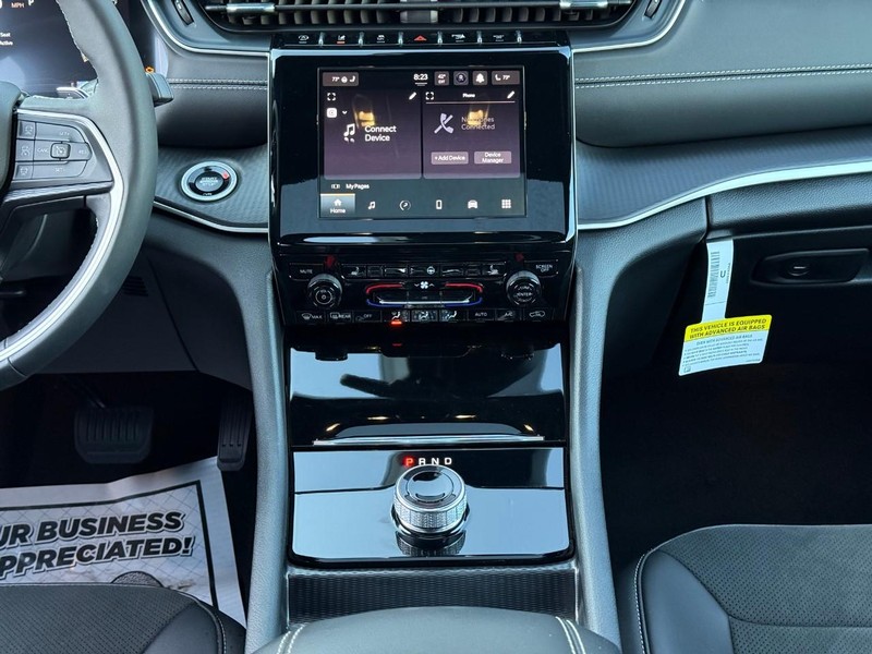 Jeep Grand Cherokee Vehicle Full-screen Gallery Image 9