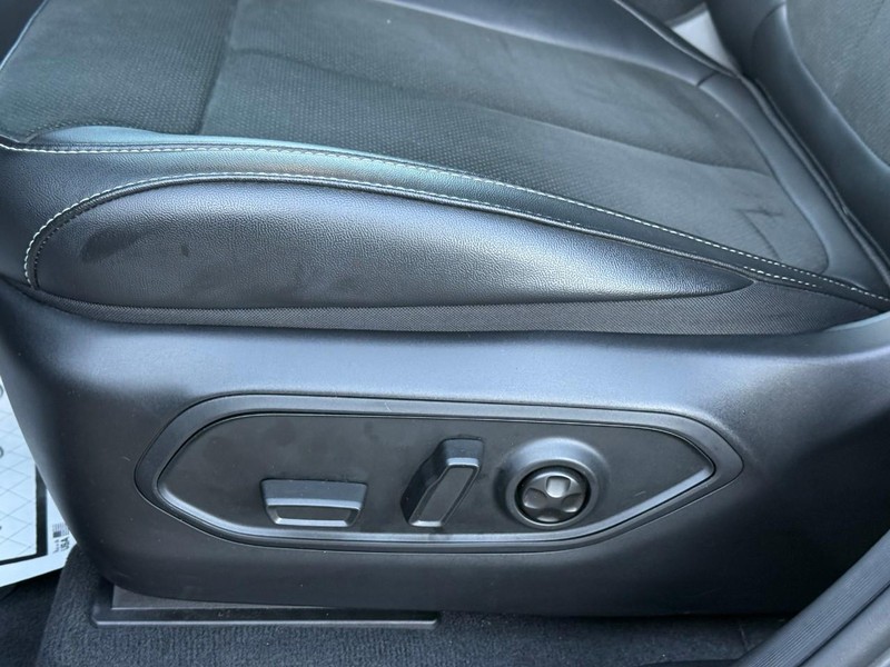 Jeep Grand Cherokee Vehicle Full-screen Gallery Image 12