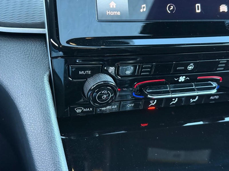 Jeep Grand Cherokee Vehicle Full-screen Gallery Image 13