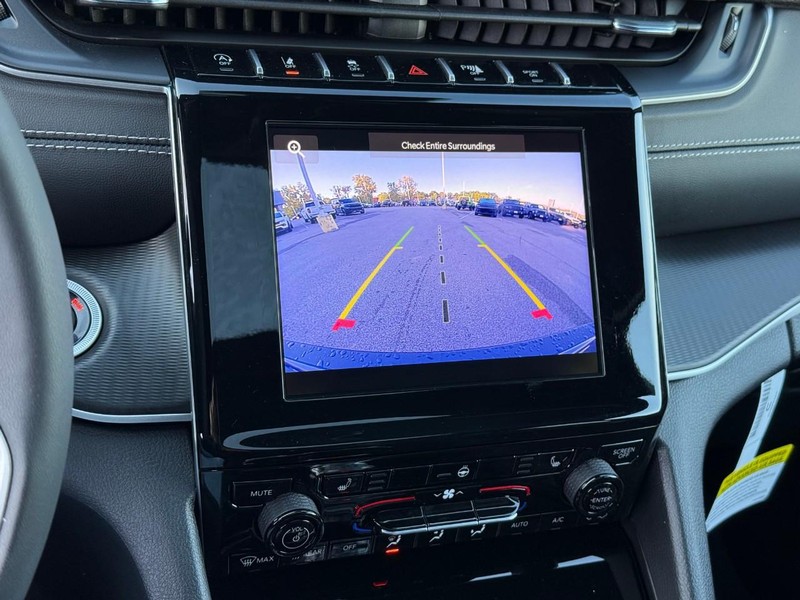 Jeep Grand Cherokee Vehicle Full-screen Gallery Image 15