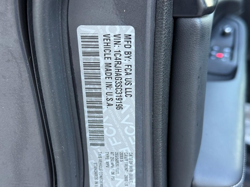 Jeep Grand Cherokee Vehicle Full-screen Gallery Image 16