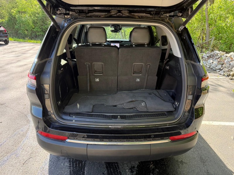 Jeep Grand Cherokee L Vehicle Full-screen Gallery Image 6