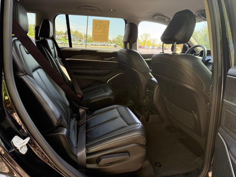 Jeep Grand Cherokee L Vehicle Full-screen Gallery Image 11