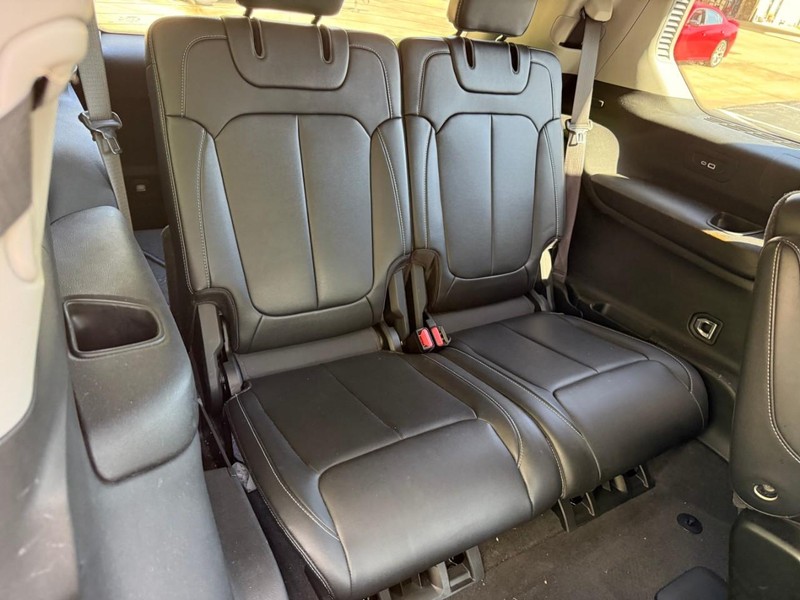 Jeep Grand Cherokee L Vehicle Full-screen Gallery Image 12