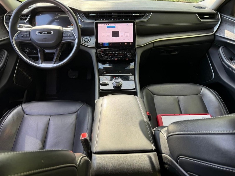 Jeep Grand Cherokee L Vehicle Full-screen Gallery Image 13