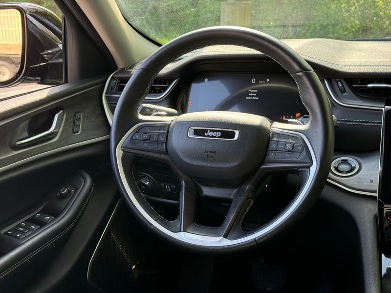 Jeep Grand Cherokee L Vehicle Full-screen Gallery Image 14