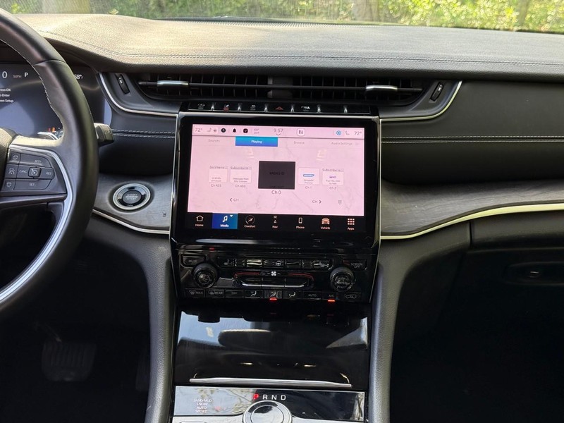 Jeep Grand Cherokee L Vehicle Full-screen Gallery Image 15