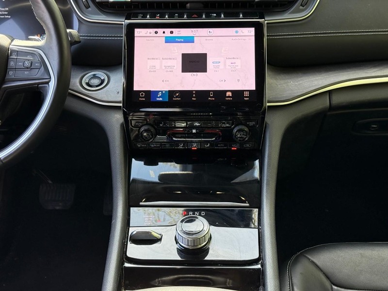 Jeep Grand Cherokee L Vehicle Full-screen Gallery Image 16