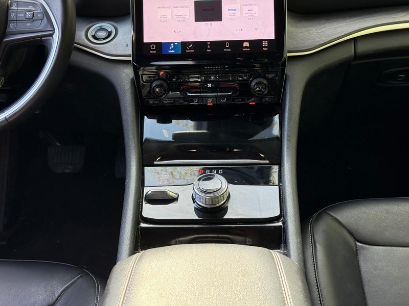 Jeep Grand Cherokee L Vehicle Full-screen Gallery Image 17