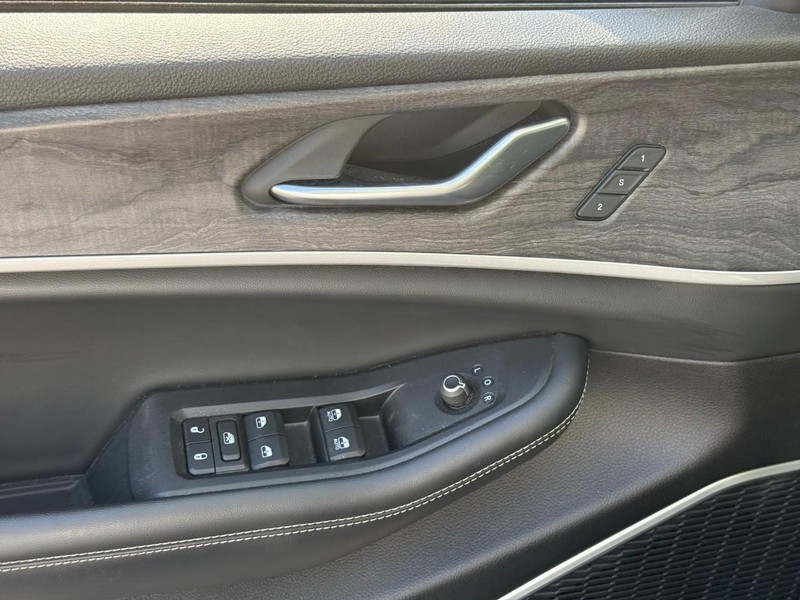 Jeep Grand Cherokee L Vehicle Full-screen Gallery Image 18