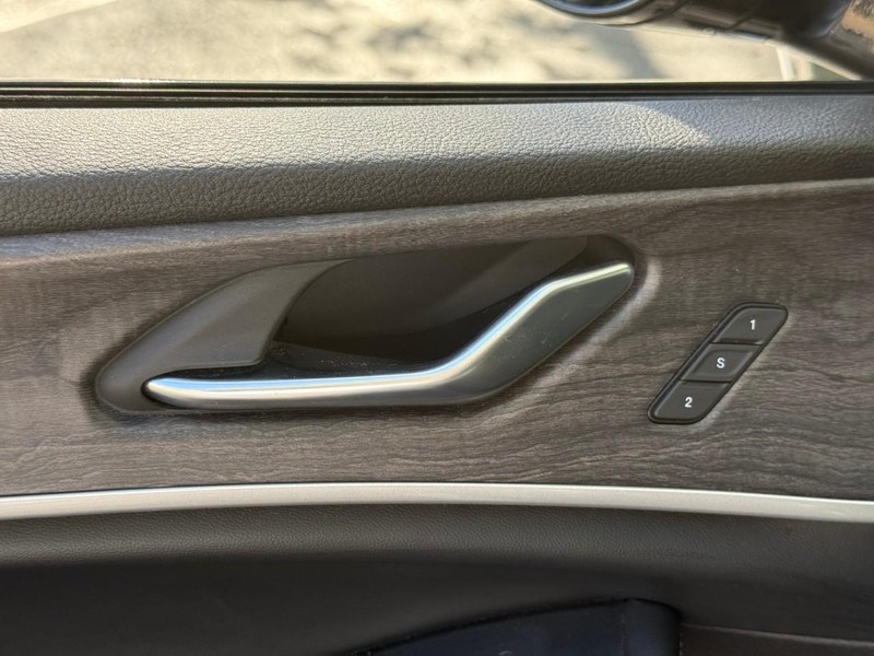 Jeep Grand Cherokee L Vehicle Full-screen Gallery Image 19