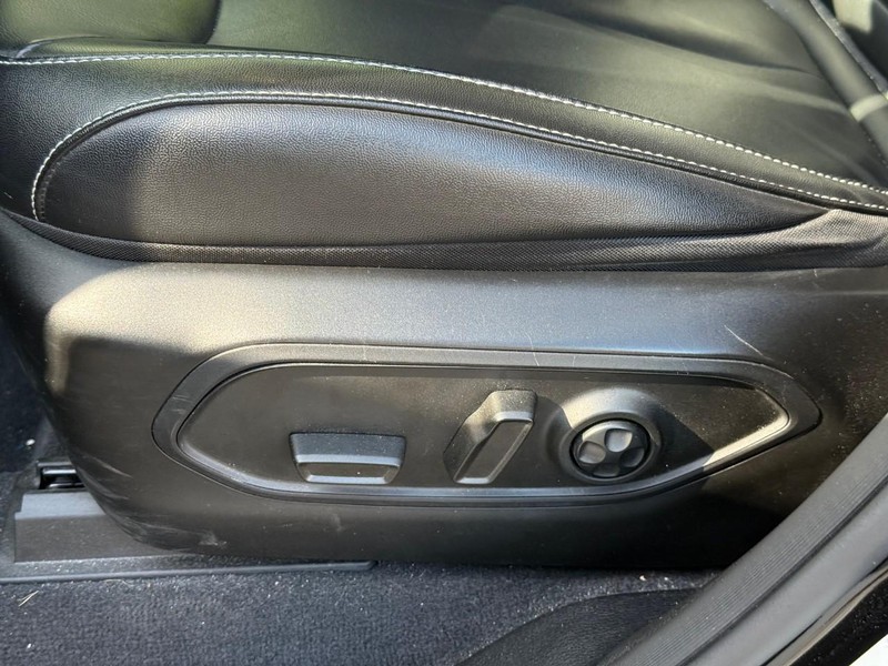 Jeep Grand Cherokee L Vehicle Full-screen Gallery Image 21