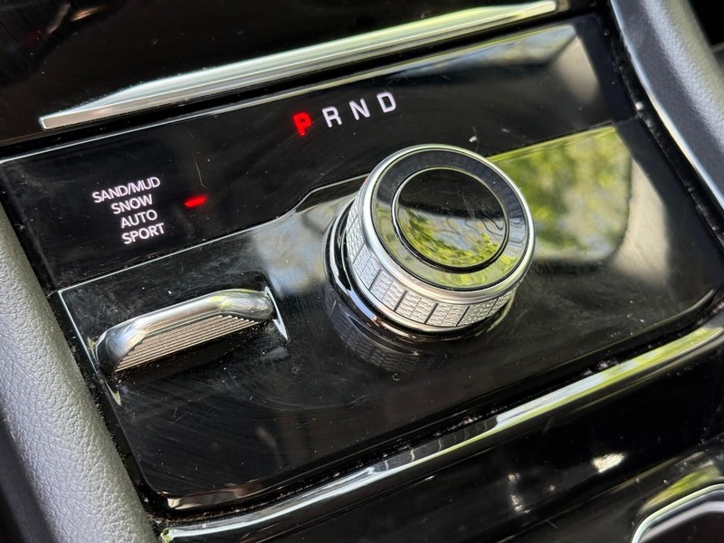 Jeep Grand Cherokee L Vehicle Full-screen Gallery Image 22