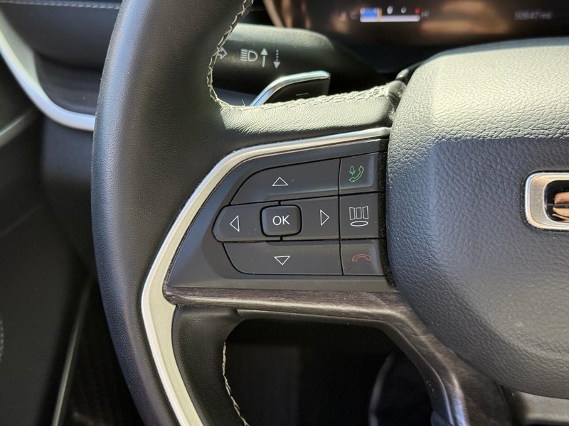 Jeep Grand Cherokee L Vehicle Full-screen Gallery Image 25