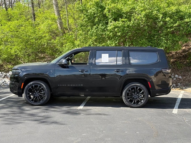 Jeep Grand Wagoneer Vehicle Full-screen Gallery Image 2
