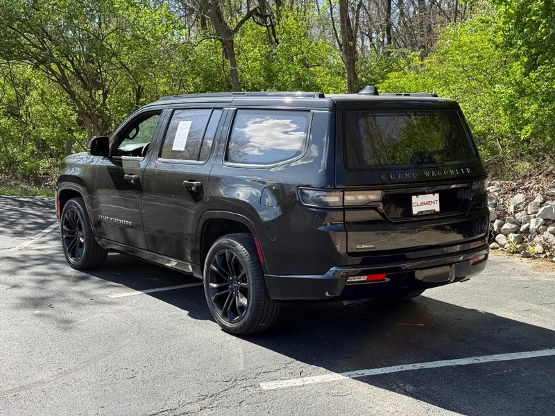 Jeep Grand Wagoneer Vehicle Full-screen Gallery Image 3