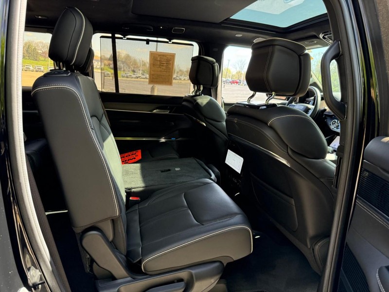 Jeep Grand Wagoneer Vehicle Full-screen Gallery Image 9