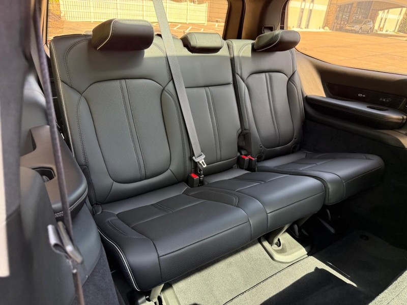 Jeep Grand Wagoneer Vehicle Full-screen Gallery Image 10