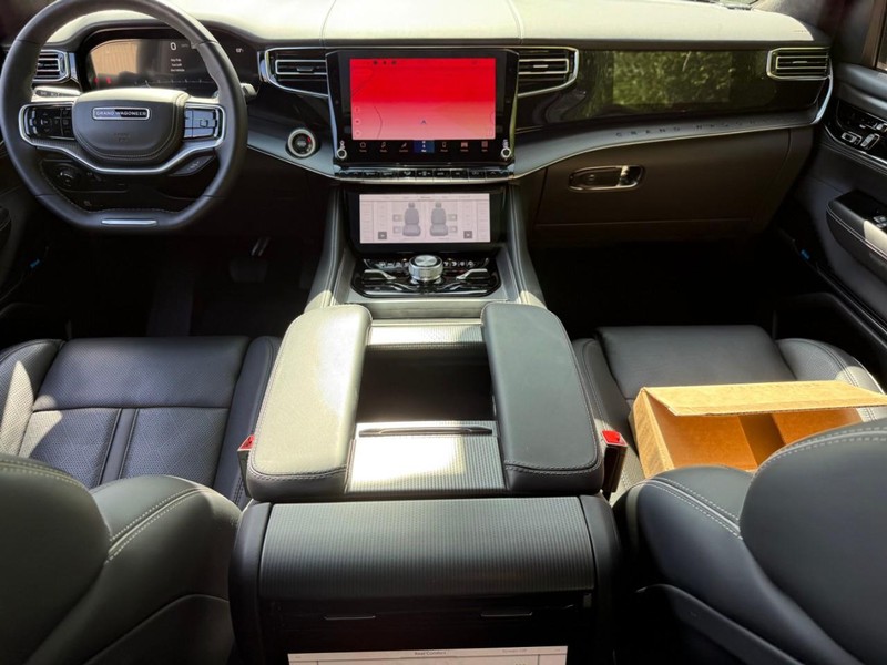 Jeep Grand Wagoneer Vehicle Full-screen Gallery Image 11