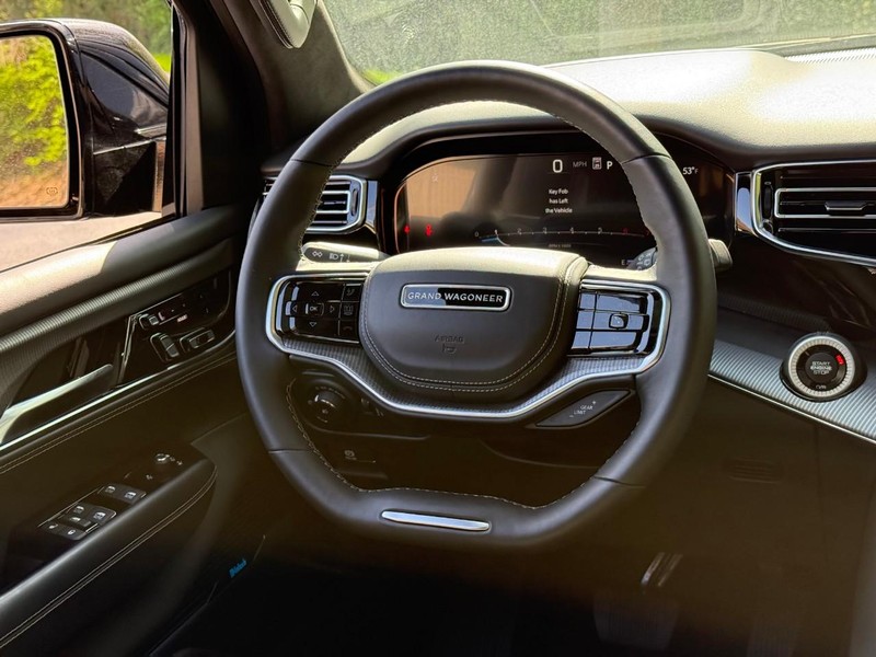 Jeep Grand Wagoneer Vehicle Full-screen Gallery Image 12