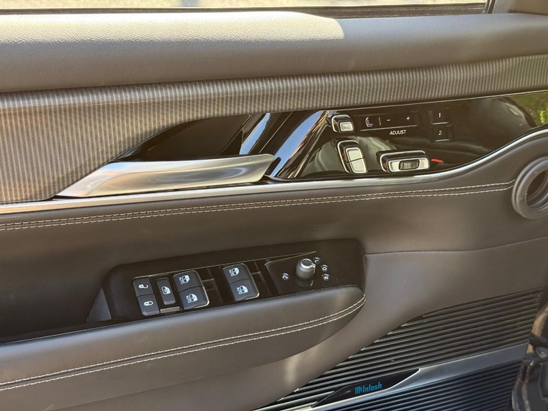 Jeep Grand Wagoneer Vehicle Full-screen Gallery Image 15