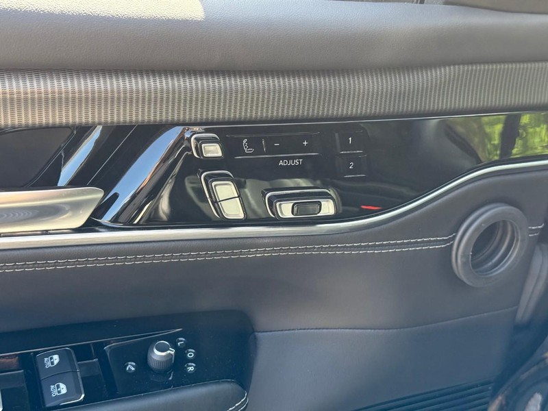 Jeep Grand Wagoneer Vehicle Full-screen Gallery Image 16