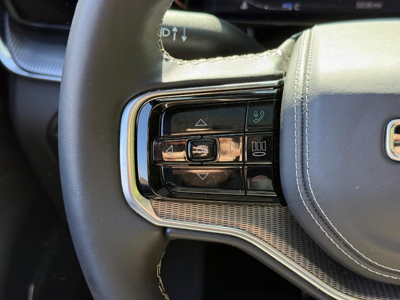 Jeep Grand Wagoneer Vehicle Full-screen Gallery Image 18