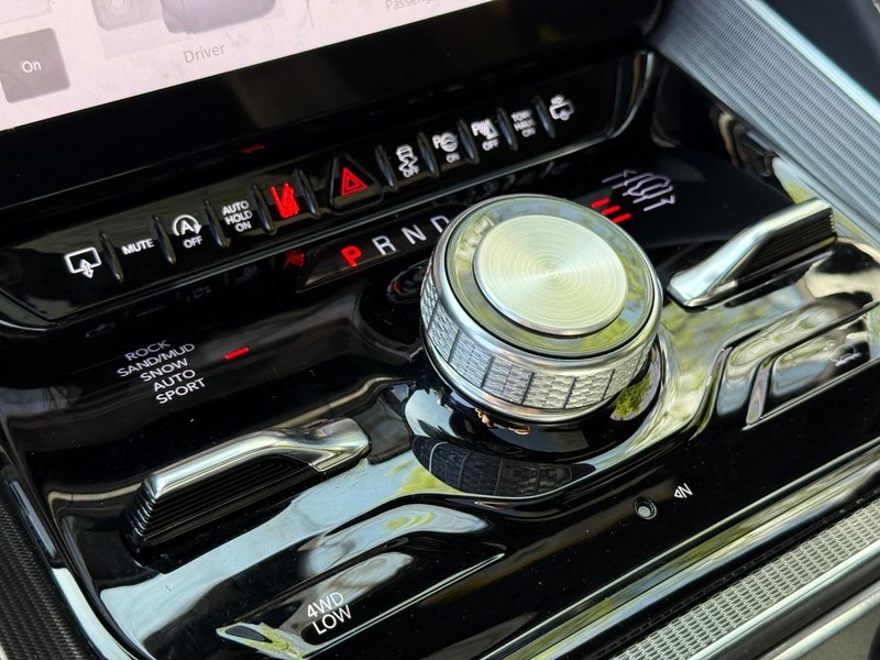 Jeep Grand Wagoneer Vehicle Full-screen Gallery Image 20