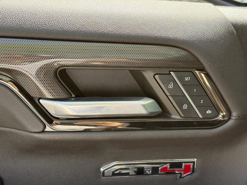 GMC Sierra 1500 Vehicle Full-screen Gallery Image 18