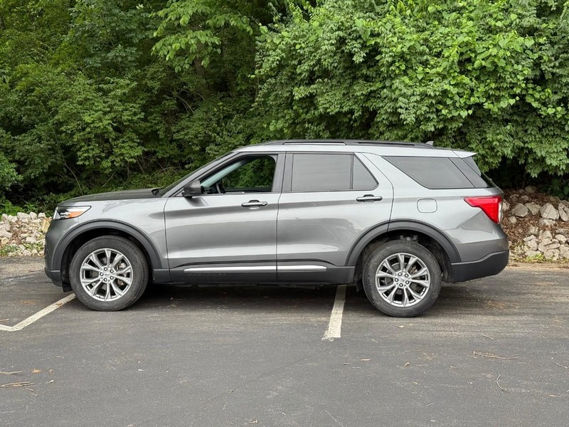 Ford Explorer Vehicle Full-screen Gallery Image 2