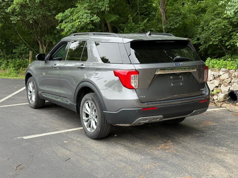 Ford Explorer Vehicle Full-screen Gallery Image 3